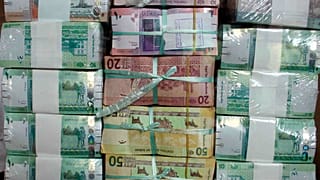 الحكومة السودانية تُقرّر خفض قيمة عملة البلاد بسبب عجز الموازنة