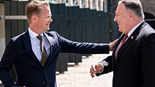 El secretario de estado estadounidense, Mike Pompeo, con su homólogo danés, Jeppe Kofod
