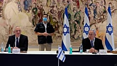 رئيس الوزراء الإسرائيلي بنيامين نتنياهو، ووزير الدفاع بيني غانتس في الكنيست 