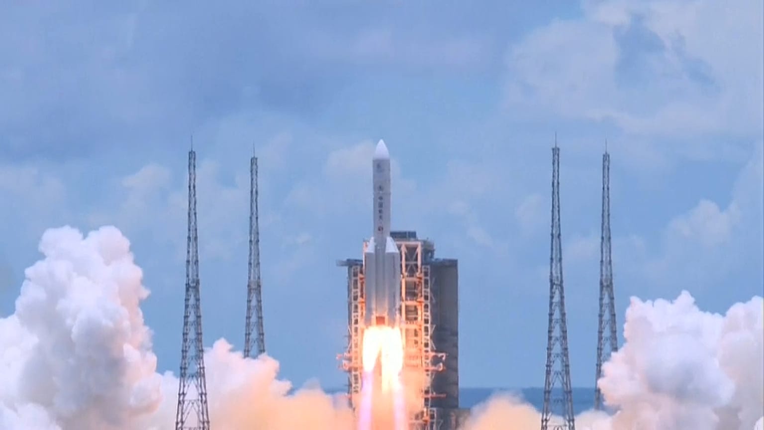 La fusée chinoise Longue-Marche 5 s'élance depuis Hainan avec la sonde Tianwen-1 à bord.