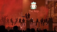 Liverpool şampiyonluk kupasını kaldırdı, taraftarlar 30 yıl sonra gelen şampiyonluğu kutladı