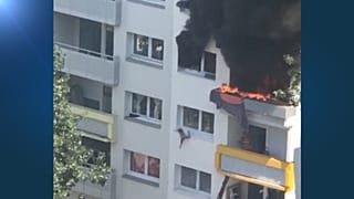 طفلان يقفزان من الطابق الثالث هربا من ألسنة اللهب