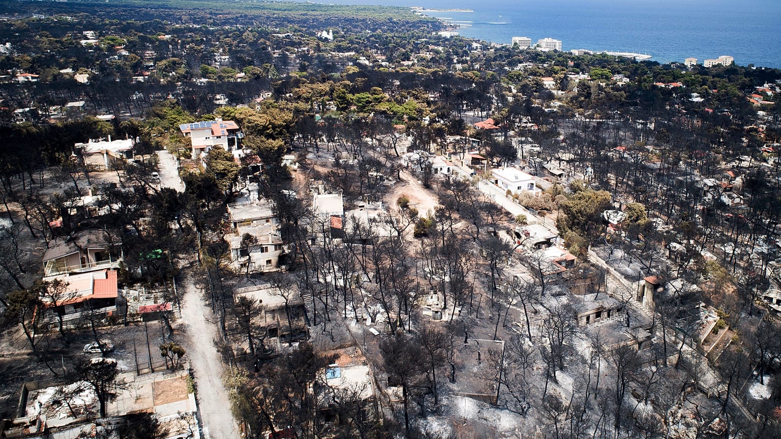 Vista aérea de la zona calcinada durante los violentos incendios en Mati (Grecia)