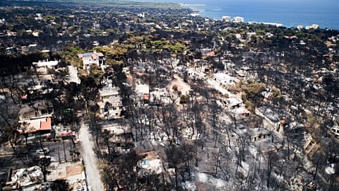 Vista aérea de la zona calcinada durante los violentos incendios en Mati (Grecia)