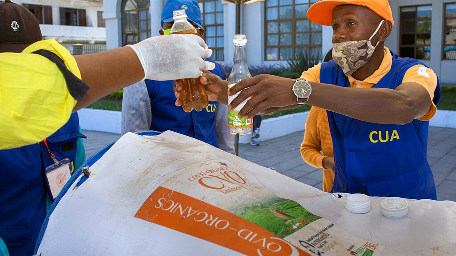 Gyógynövényes csodaszerrel gyógyítaná a COVID-19-et a madagaszkári elnök