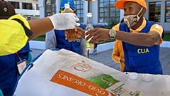 Gyógynövényes csodaszerrel gyógyítaná a COVID-19-et a madagaszkári elnök