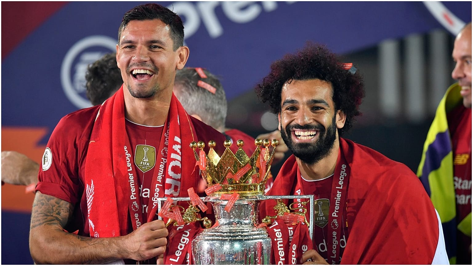 لاعبون من فريق ليفربول يحتلفون بلقب الدوري الممتاز