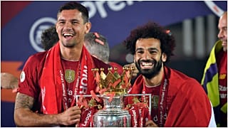 لاعبون من فريق ليفربول يحتلفون بلقب الدوري الممتاز