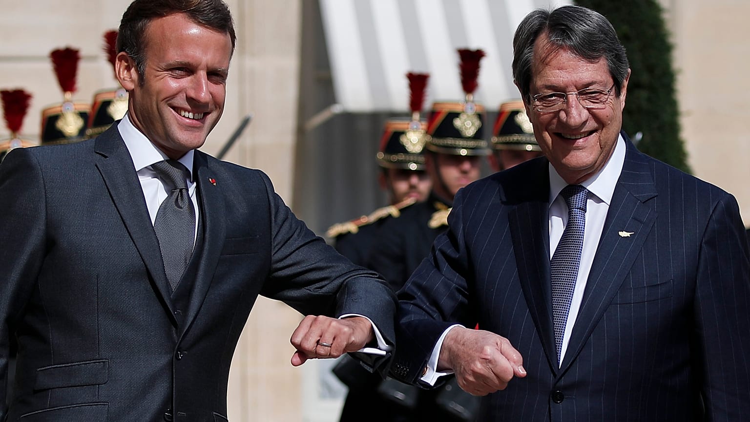 Fransa Cumhurbaşkanı Emmanuel Macron Kıbrıs Cumhurbaşkanı Nicos Anastasiades ile selamlaşırken
