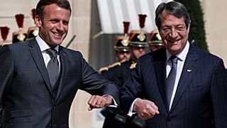 Fransa Cumhurbaşkanı Emmanuel Macron Kıbrıs Cumhurbaşkanı Nicos Anastasiades ile selamlaşırken