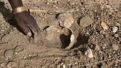 العثور على رفات داخل مقبرة جماعية في دارفور عام 2007