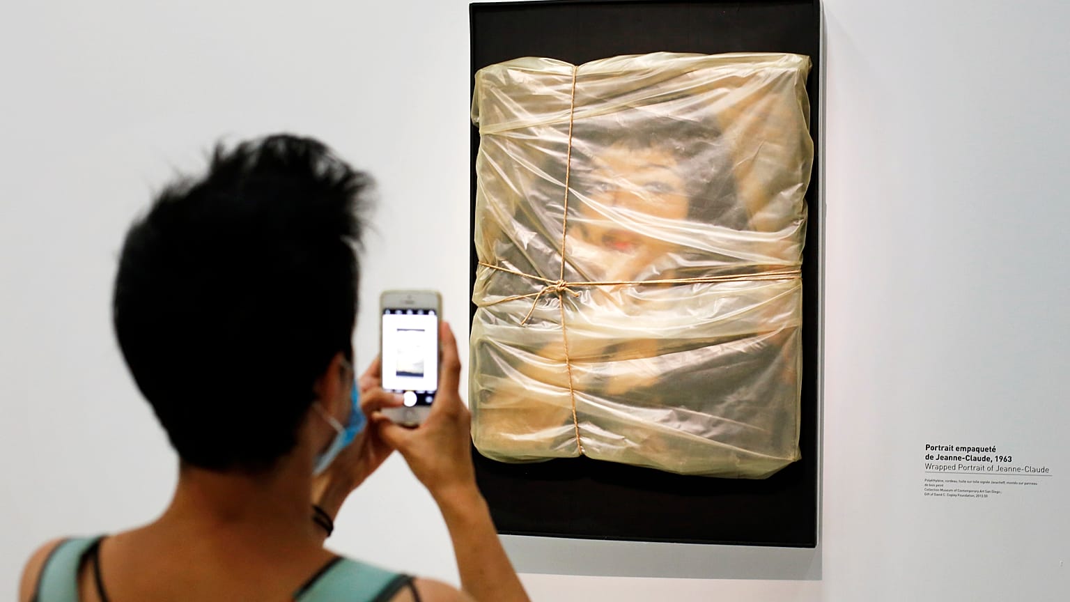 Christo-Ausstellung in Paris: "Verhülltes Porträt von Jeanne-Claude, 1963"