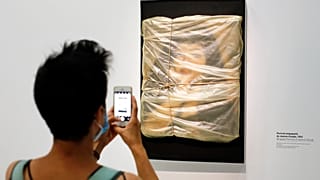 Christo-Ausstellung in Paris: "Verhülltes Porträt von Jeanne-Claude, 1963"