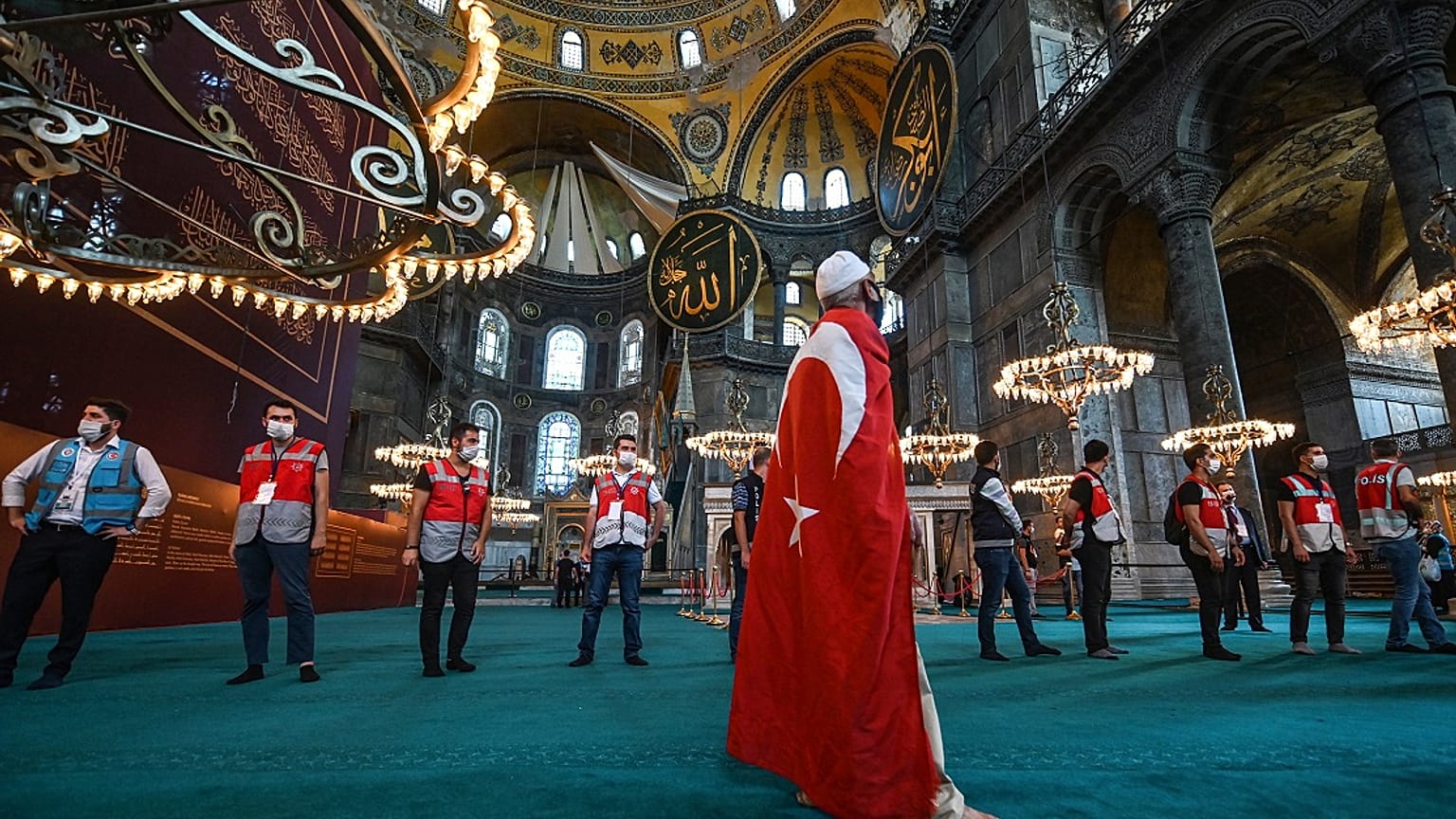 Ein Mann betrachtet das Innere der Hagia Sophia