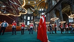 Ein Mann betrachtet das Innere der Hagia Sophia