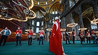 Ein Mann betrachtet das Innere der Hagia Sophia