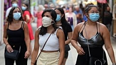 ¿Renunciar a las vacaciones para protegerse? El coste de las mascarillas para las familias europeas