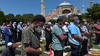 مصلون يؤدون صلاة الجمعة بمسجد آيا صوفيا