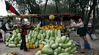 Afganistan'ın başkenti Kabil'de kavun, karpuz satan sokak satıcıları (arşiv) 