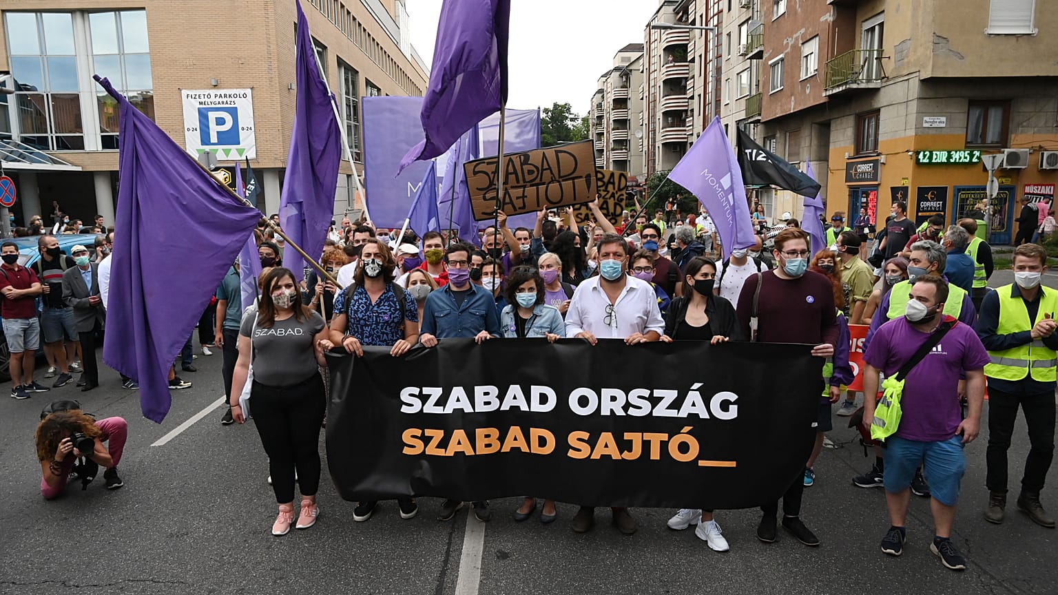 Участники акции в защиту свободы СМИ у здания редакции Index в Будапеште