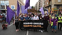 Hongrie : inquiétudes pour la liberté de la presse, des milliers de personnes manifestent à Budapest