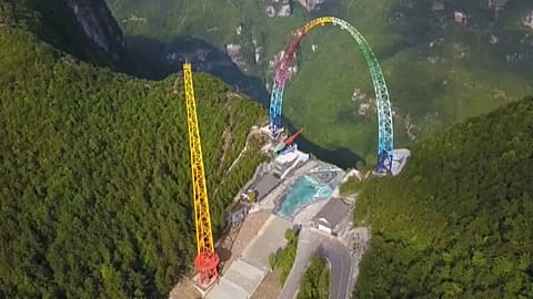 Schaukeln mit 130 km/h auf der riesigen Regenbogenschaukel in China 