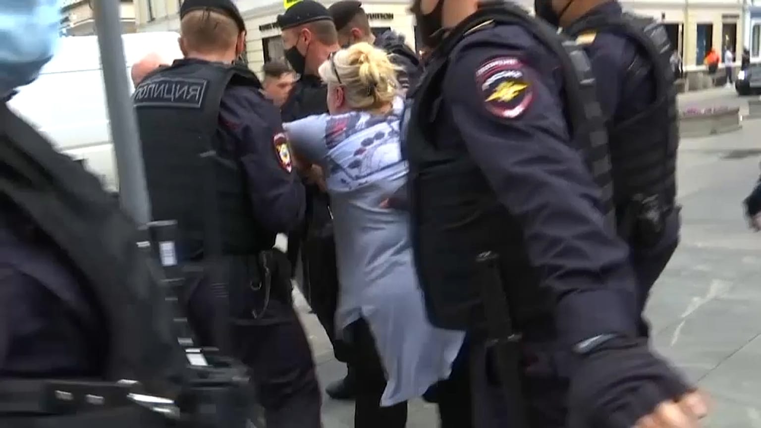 Συλλήψεις σε διαδηλώσεις στη Μόσχα λόγω μέτρων της Covid-19   