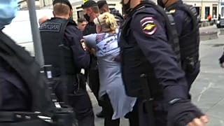 Συλλήψεις σε διαδηλώσεις στη Μόσχα λόγω μέτρων της Covid-19   