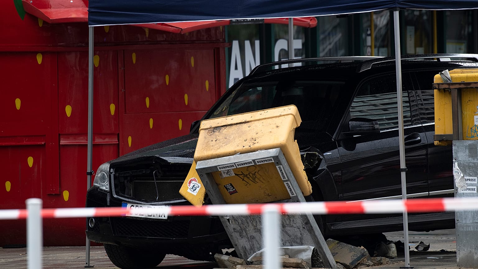 Autofahrer fährt in Menschenmenge und verletzt mehrere Passanten