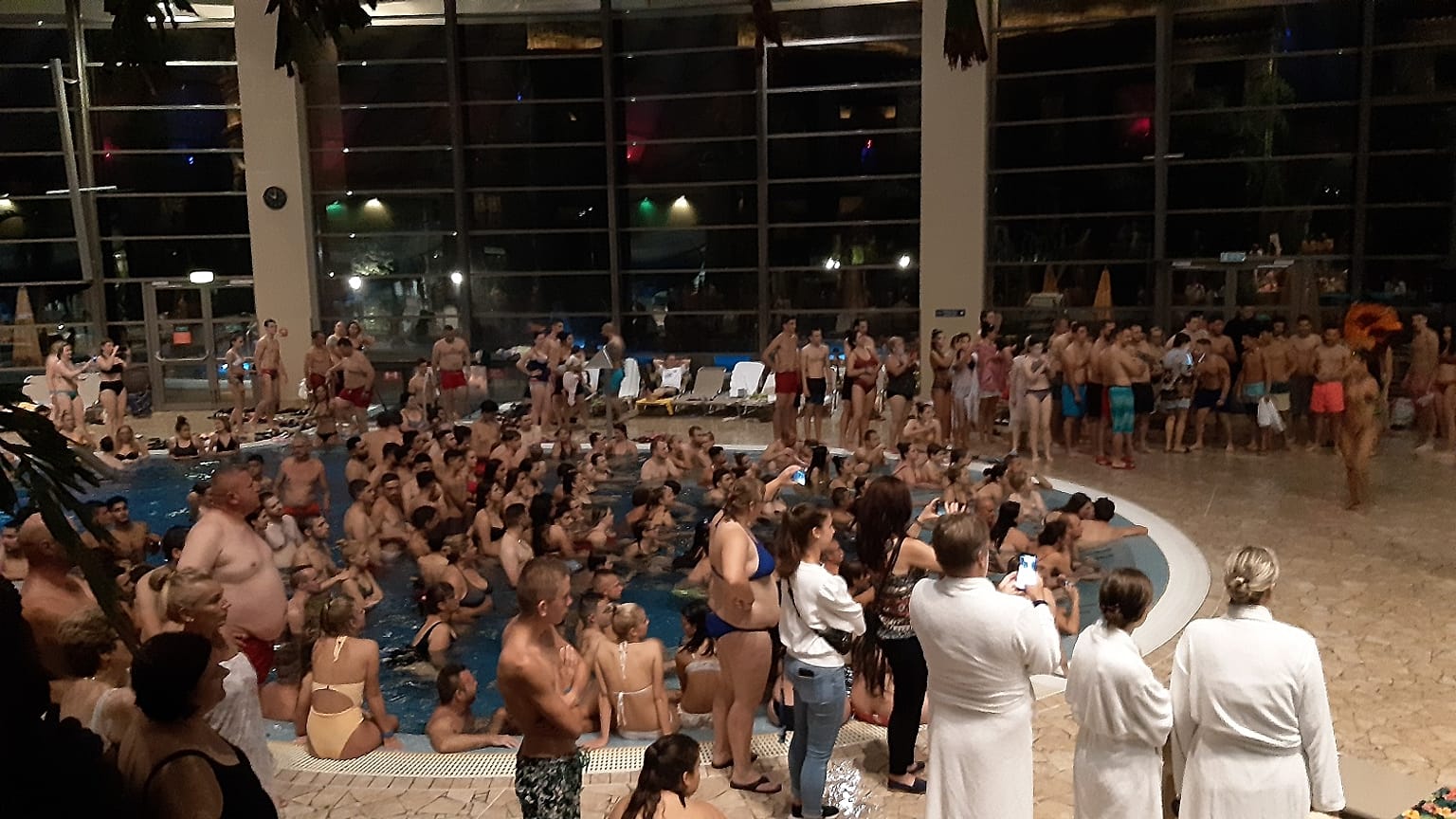 Óriási tömeg az Aquaworldben a strandok éjszakáján