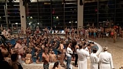 Óriási tömeg az Aquaworldben a strandok éjszakáján