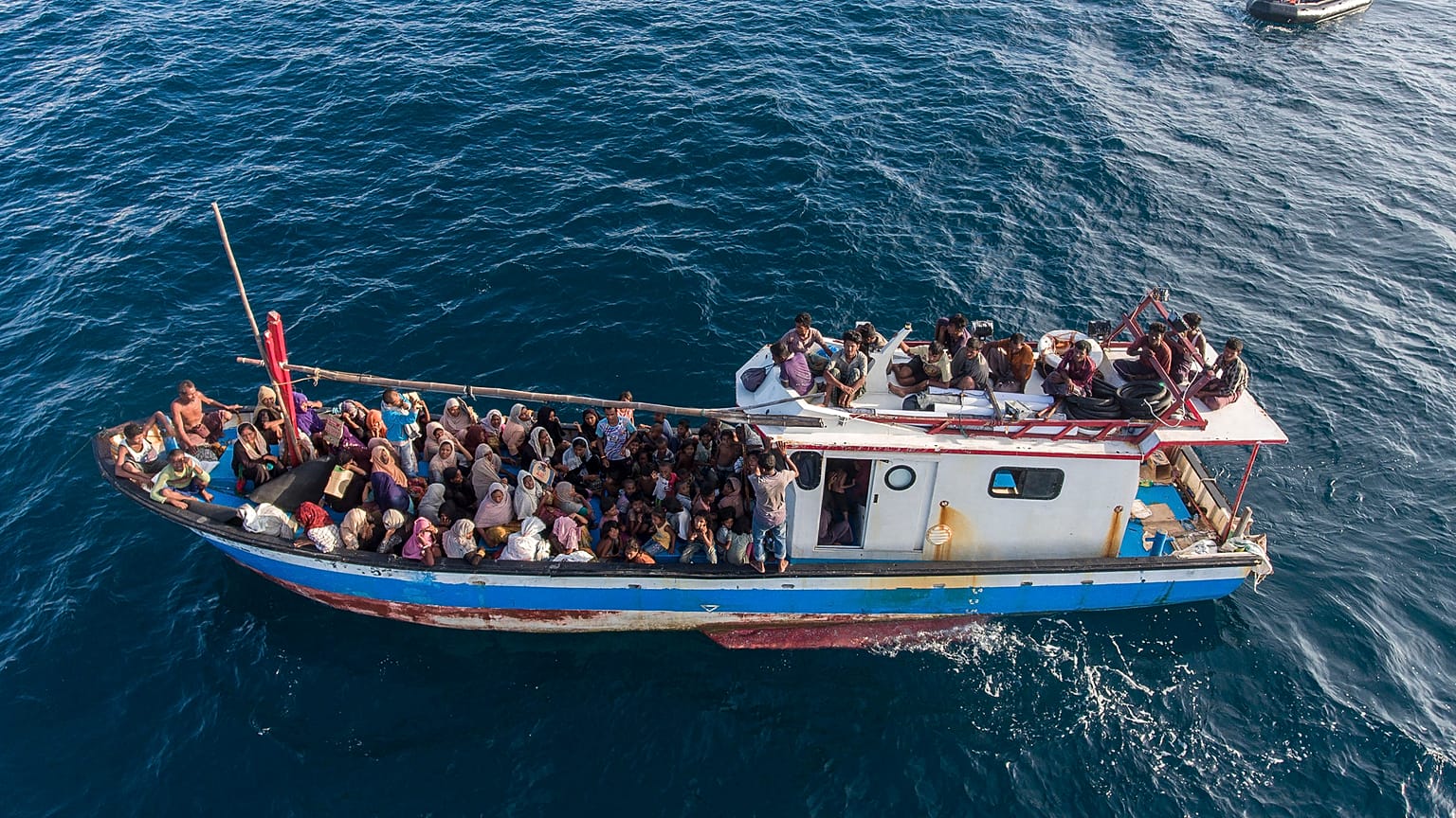 En az 24 Arakanlı göçmeni taşıyan tekneden haber alınamıyor