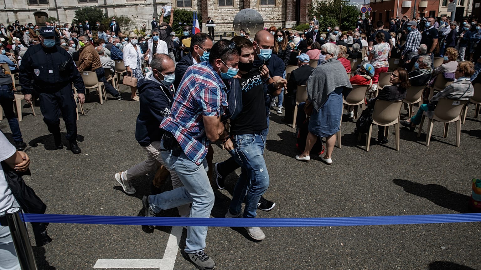 Fransa İçişleri Bakanı 'pis tecavüzcü' sloganlarıyla karşılandı