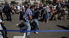 Fransa İçişleri Bakanı 'pis tecavüzcü' sloganlarıyla karşılandı