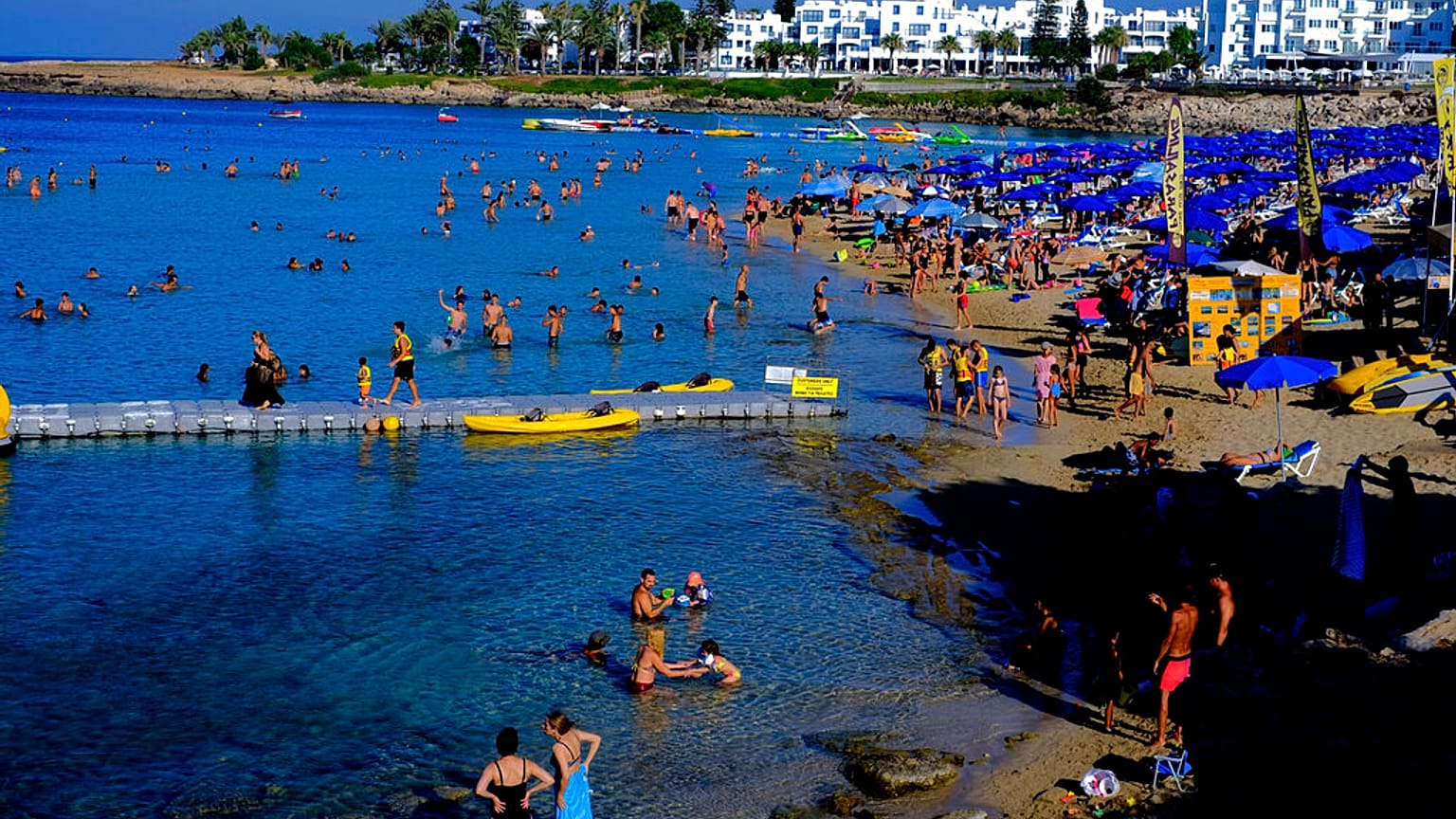 Κατάμεστη παραλία στην Αγία Νάπα - φώτο αρχείου