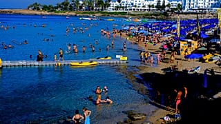 Κατάμεστη παραλία στην Αγία Νάπα - φώτο αρχείου