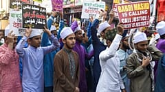 Babür Camii için protesto gösterisi düzenleyen Müslümanlar