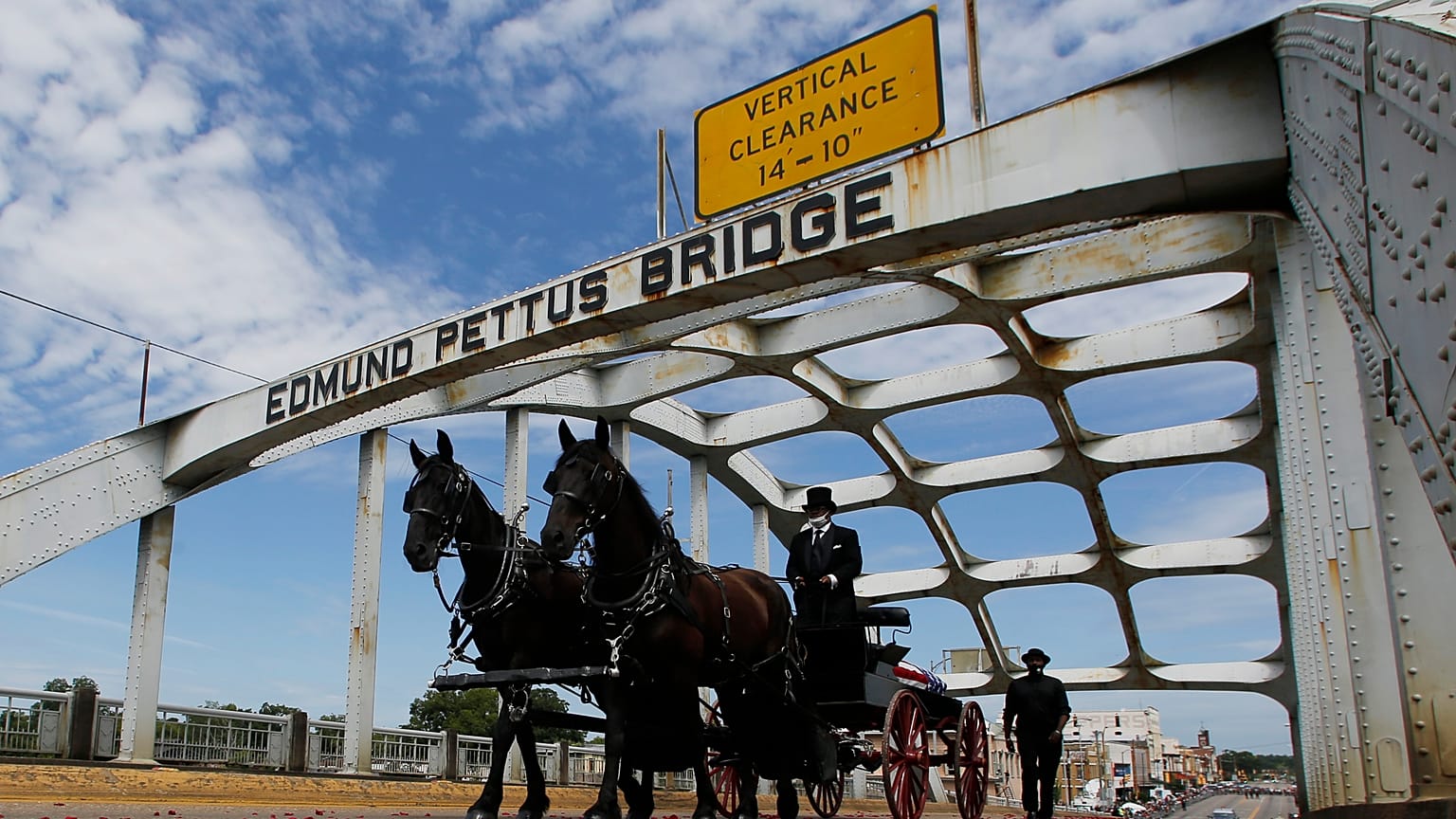 Tout un symbole, le cercueil de John Lewis traverse le pont Edmund Pettus à Selma