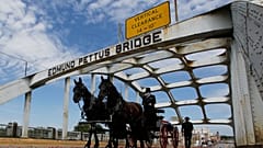 Tout un symbole, le cercueil de John Lewis traverse le pont Edmund Pettus à Selma