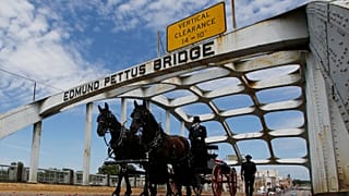 Tout un symbole, le cercueil de John Lewis traverse le pont Edmund Pettus à Selma