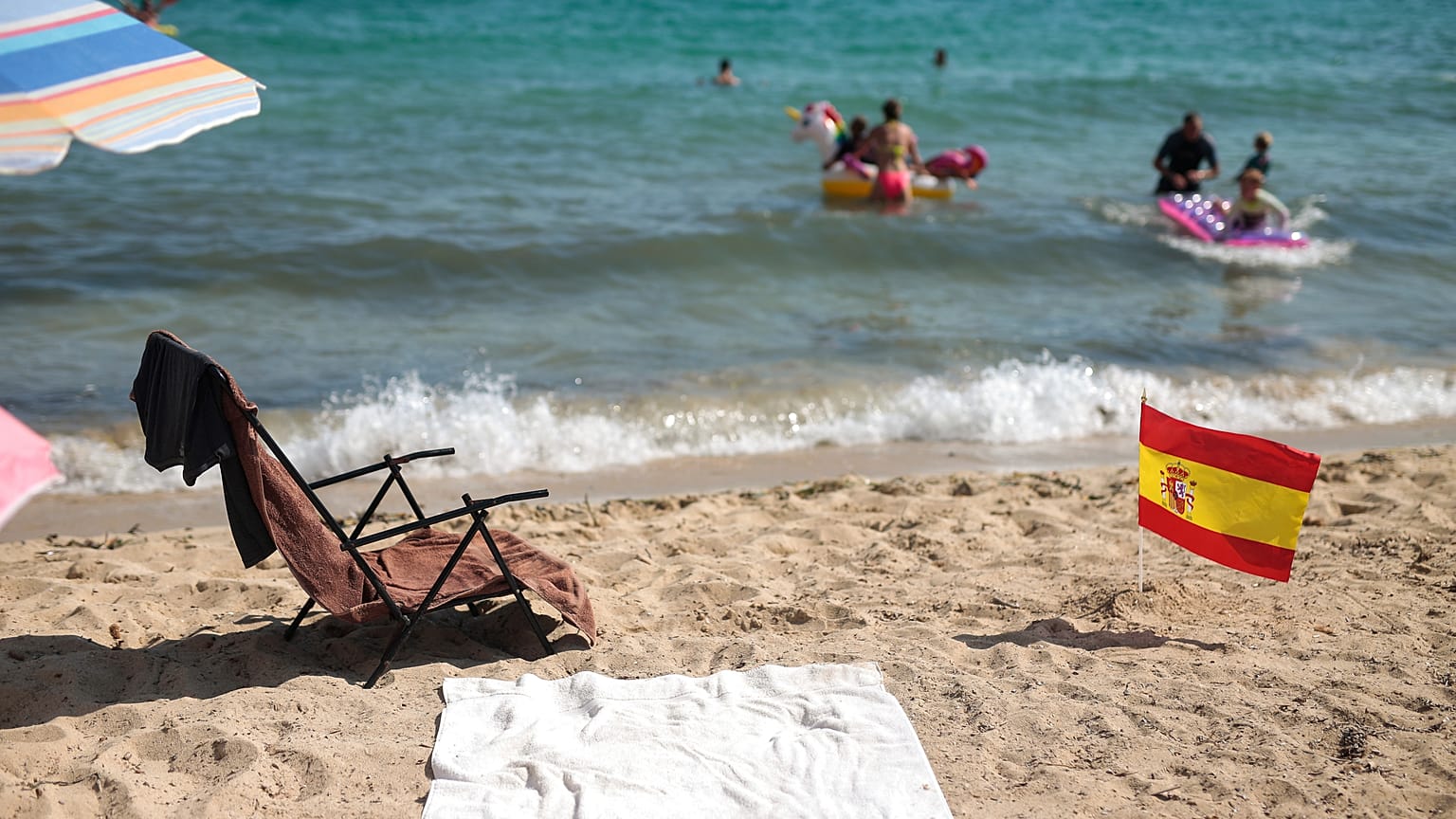 Bandera de España en una playa de Palma de Mallorca