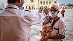  قيلس درجة حرارة أحد المصلين في مسجد الحسن الثاني