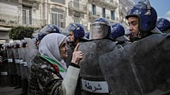 مراقبون يوصون الحراك والسلطة في الجزائر بالحوار لتجنب أزمة اقتصادية كبرى