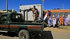 عسكري سوداني على متن آلية في دارفور 
