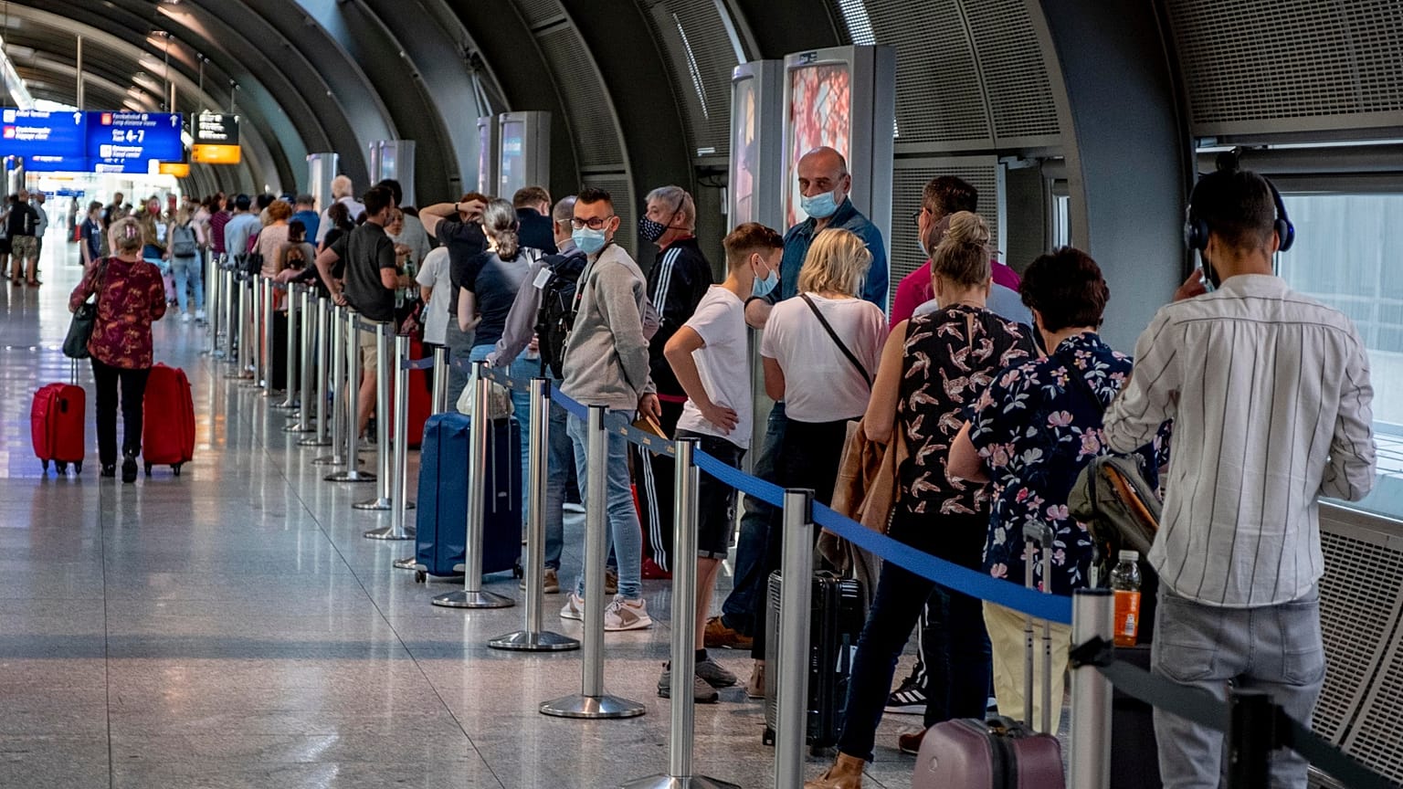 Almanya Frankfurt Havalimanı'nda Covid-19 test sırası