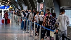 Almanya Frankfurt Havalimanı'nda Covid-19 test sırası