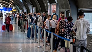Almanya Frankfurt Havalimanı'nda Covid-19 test sırası