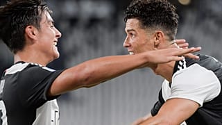 رونالدو وديبالا يحتفلان بأحد الأهداف خلال مباراة من الدوري (أرشيف) 