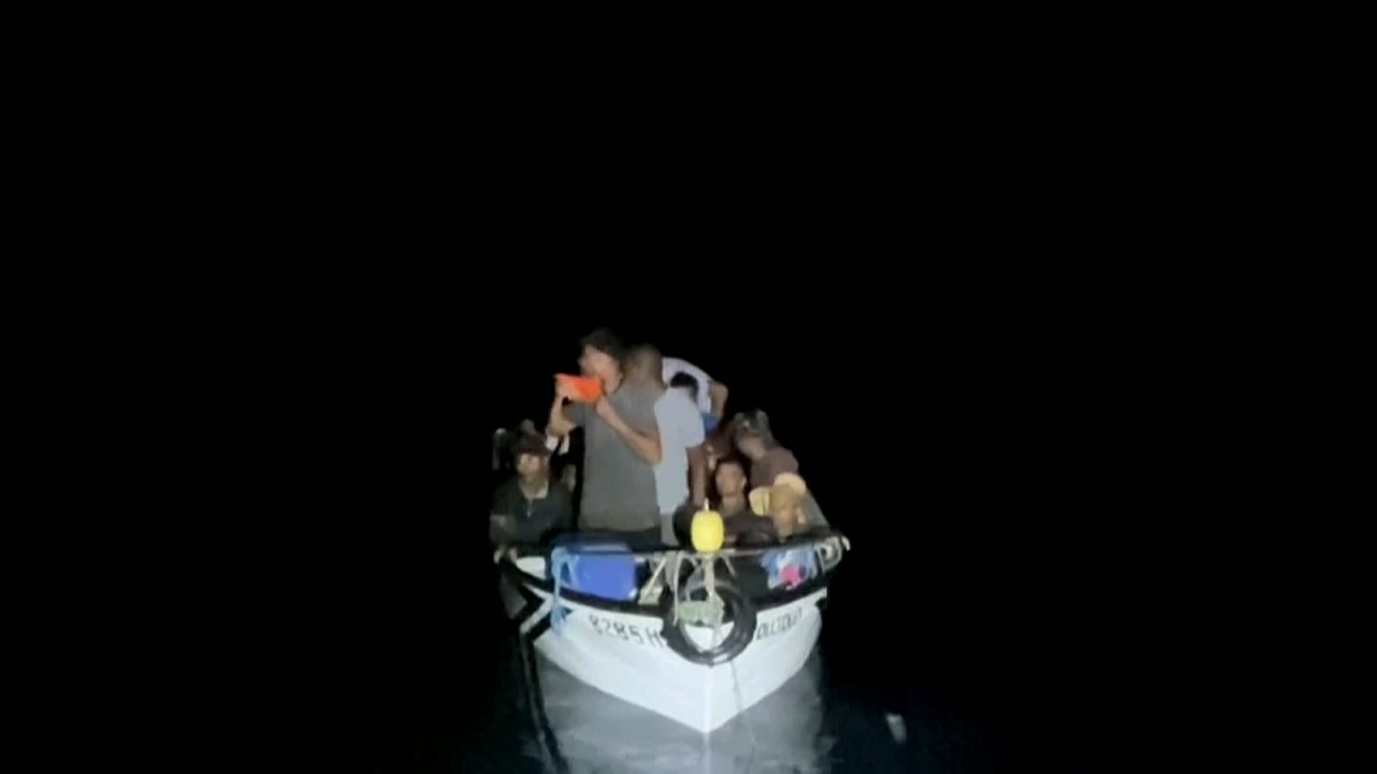 İtalya'nın Lampadusa Adası'na geçtiğimiz haftadan bu yana bine yakın göçmen ulaştı