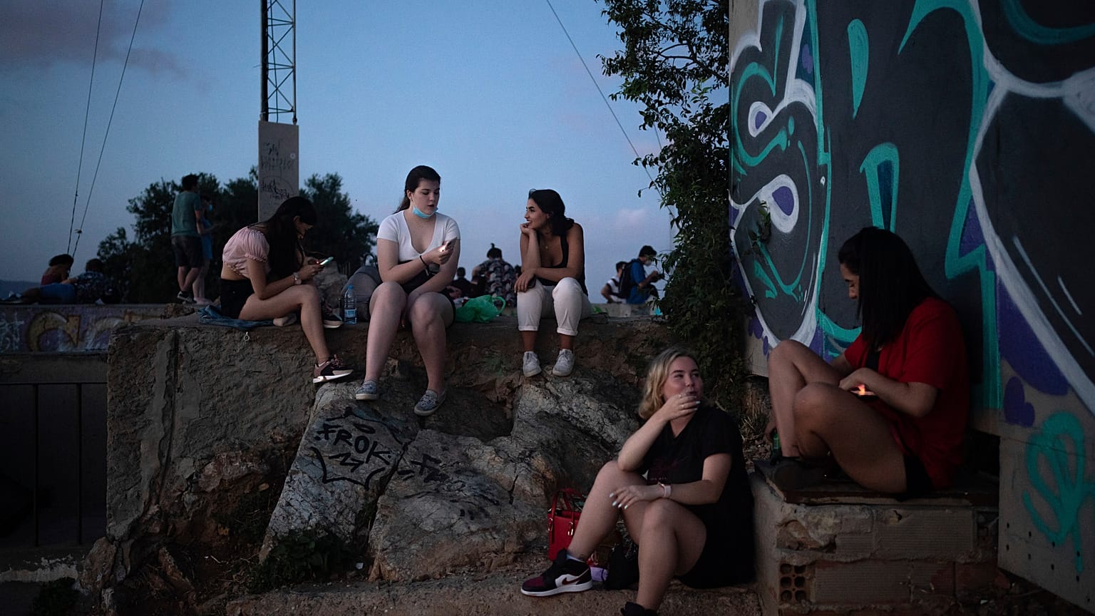 La gente se reúne al aire libre al atardecer en Barcelona, España, el sábado 25 de julio de 2020.